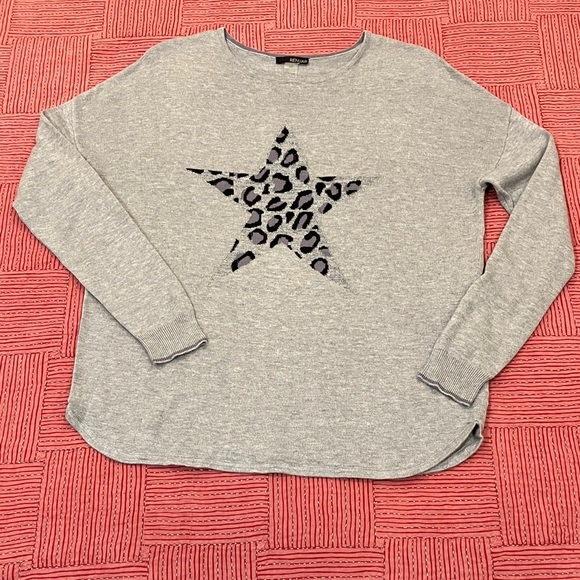 Renuar (Montreal) women’s size small Gray Knit Top with star - Picture 1 of 14